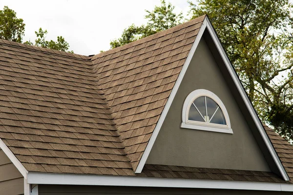 Roof covered asphalt shingles roofing construction house rooftop — Stock Photo, Image