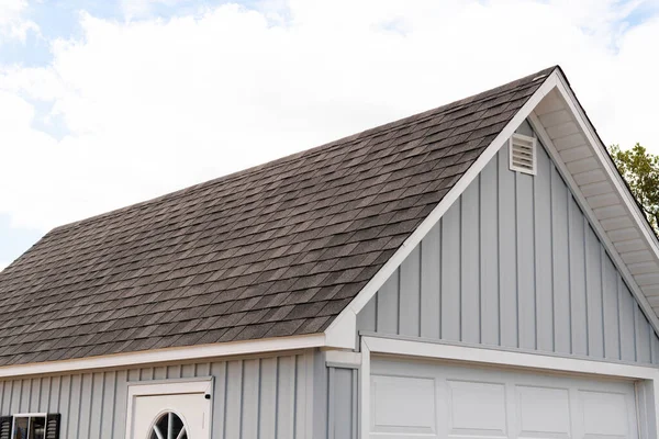 Dach pokryty asfalt dachówki dachówki budowlane dom nowy — Zdjęcie stockowe