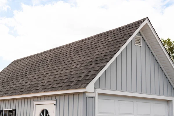 Roof covered asphalt shingles roofing construction house rooftop new — Stock Photo, Image