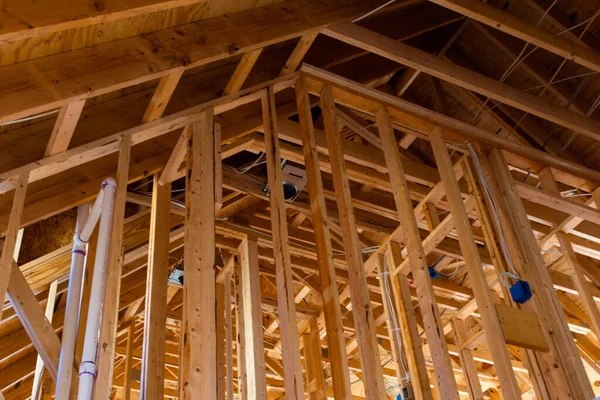 Construcción de una casa de marco Interior de una casa nueva construcción que muestra toda la habitación del primer piso — Foto de Stock