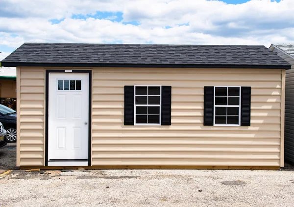 Ahşap alet kulübesi ev çatısı.