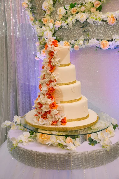 Biały tort weselny z dekoracji kwiatów — Zdjęcie stockowe