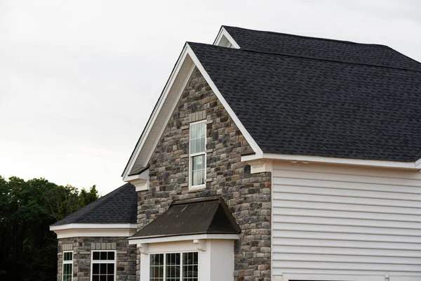 Edge Roof Shingles Top House Dark Asphalt Tiles Roof Background — Stock Photo, Image