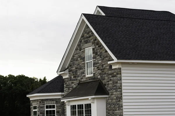 Krawędź Gontów Dachowych Dachu Domu Ciemne Płytki Asfaltowe Dachu Kolor — Zdjęcie stockowe
