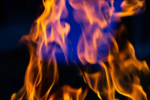 黒の背景にたき火の炎夜のたき火の熱 — ストック写真