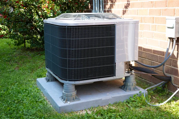 Hvac Air Conditioning Unit Betonnen Plaat Met Nieuwbouw Bakstenen Huis — Stockfoto