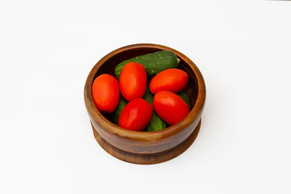 Pepinos Frescos Tomates Uma Tigela Madeira Mesa Madeira Branca Alimentos — Fotografia de Stock