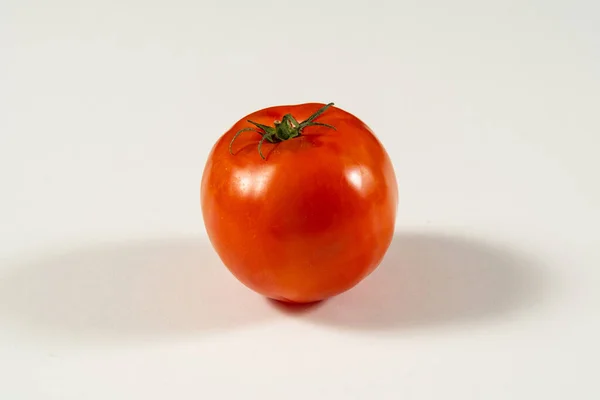 Una Manzana Roja Sobre Fondo Blanco Una Jugosa Manzana Roja —  Fotos de Stock