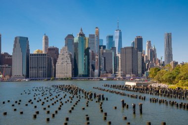 Hudson Nehri 'nin karşısındaki Manhattan şehrinin güzel manzarası. New York.