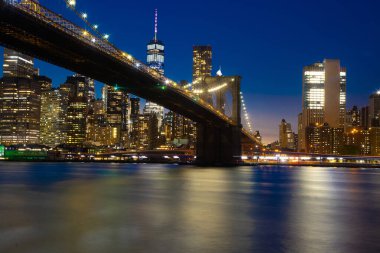 Brooklyn Köprüsü, gece mavi yansımalı.