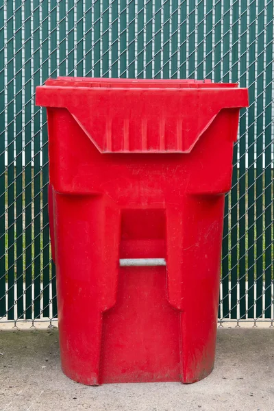 Czerwony Kosz Śmieci Dla Uczniów Aby Zrzucić Zużytą Maskę Wewnątrz — Zdjęcie stockowe