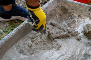 Taze ıslak çimento harcı ve yakın çekimde kürek içinde kova.