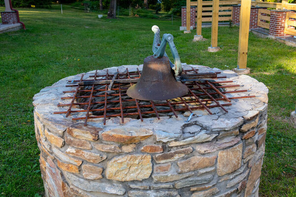 старый колокол на вершине колодца