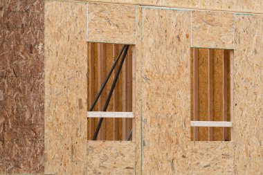 Pencere açılışı için kontrplak açılışları, binanın dışında