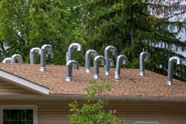 Evin çatısında paslanmaz çelikten yapılmış baca borusu var.