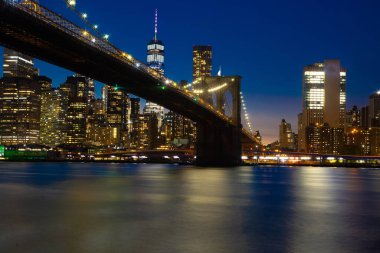 Brooklyn Köprüsü 'nün gece manzarası Manhattan Nehri Turizmi