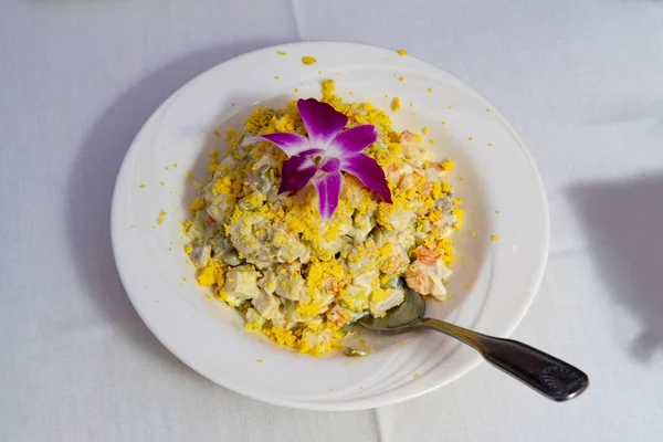 Olivensalat traditioneller russischer Salat — Stockfoto