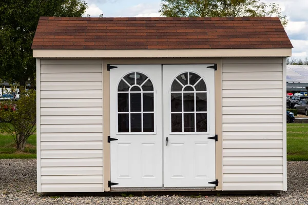 Cobertizo blanco jardín cobertizo blanco madera al aire libre hermosa puerta — Foto de Stock