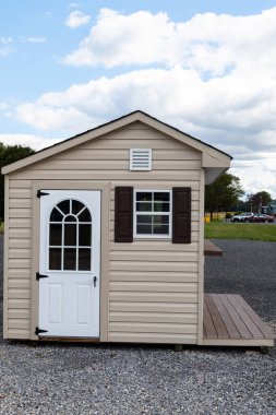 Gri kulübe ahşap bahçe aletleri gri renge boyanmış.