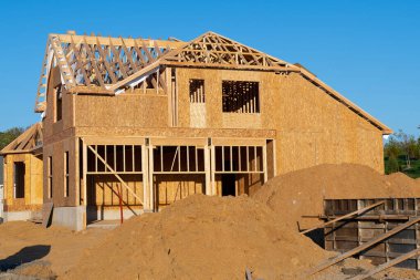 İnşaat duvarı altında yeni bir ev ahşap bina