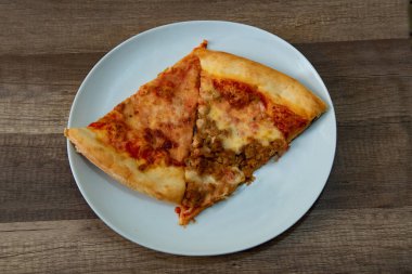 Beyaz arka planda izole edilmiş peynirli pizza.