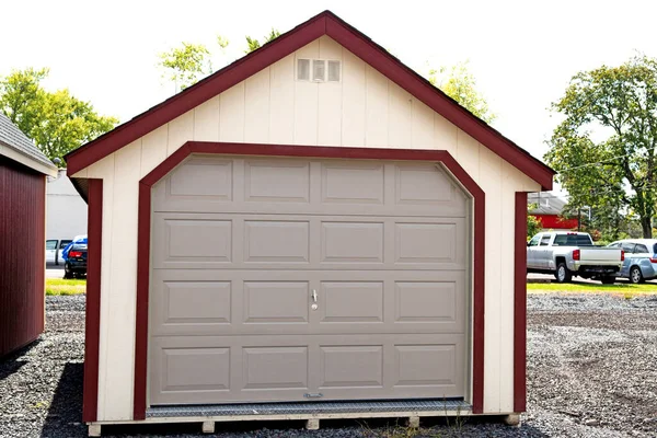 Biały Nowy Wolnostojący Garaż Drzwi Fasada Puste Drzwi — Zdjęcie stockowe