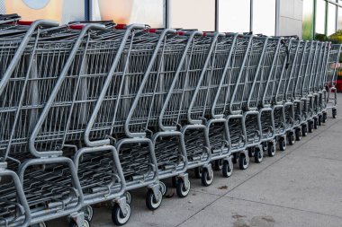 Satışlarda alışveriş arabaları metalik araba satın alır