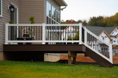 Beyaz veranda ve parmaklıklar veranda duvarı