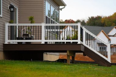 Beyaz veranda ve korkuluklar veranda duvarı yeni güverte