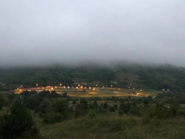 Niebla Cubre Camping Bajo Montaña — Foto de Stock