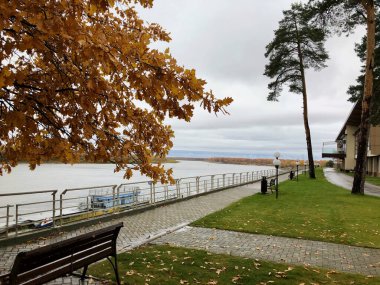 Sonbaharda iskelede yürü.