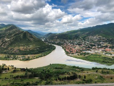 Aragva ve Kura nehirlerinin birleştiği yer. Antik Jvari manastırının bulunduğu yer. Dağ, nehirlerin kesiştiği noktada kurulan antik Georgia başkenti Mtskheta 'nın manzarasını sunuyor.