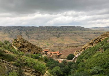 Antik kayalık manastırı manzarası David Garcia. 5. yüzyıldan beri keşişler burada yalnız kalmak ve sessizlik istiyordu. Keşişler evlerini kayalara oydular. Keşiş sayısının artmasıyla, bir duvar ve bir kule inşa edildi.
