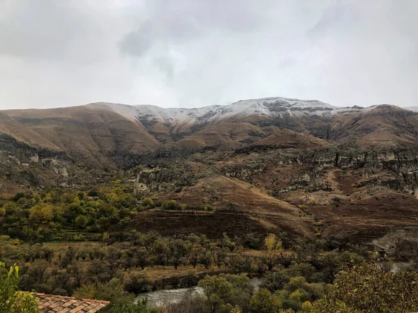 瓦尔齐亚古城所在的一个偏远的地方高山变成了沙漠 山顶上覆盖着白雪 — 图库照片