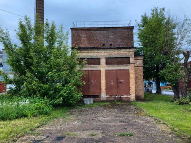 Eski Sovyet fabrikası. Birçok Sovyet fabrikası çağdışı ve modernize ediliyor. Şu anda, bu tür fabrikalar neredeyse terk edilmiş durumda, ürünler küçük gruplar halinde üretiliyor.