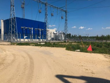 Elektrik santrali ve elektrik hatları. Elektrik tüm yaşam alanları için gereklidir. Fotoğraf modern bir enerji santralinin neye benzediğini gösteriyor.