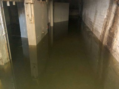 Terk edilmiş ve su basmış bomba sığınağı. Soğuk Savaş sırasında olası bombardımanlardan korunmak için her yere sığınaklar inşa edildi. Bazıları sanat eserlerine aktarıldı, bazıları ise basitçe unutuldu.. 