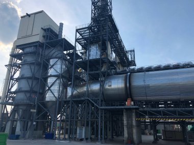 EnterpriseModern Prodüksiyon 'da üretim atölyesi - çok sayıda insanı çalıştıran büyük fabrikalar. Kompleks ve yüksek teknolojili yapılar üretiyor. Ama onlarda güzelliği de görebilirsin.