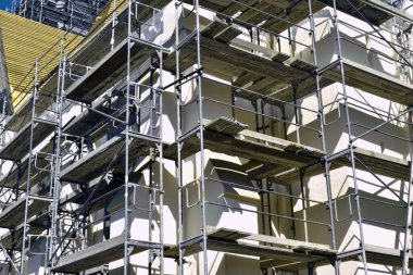 İnşaat iskelesi tadilatta olan Katolik kilise kulesi