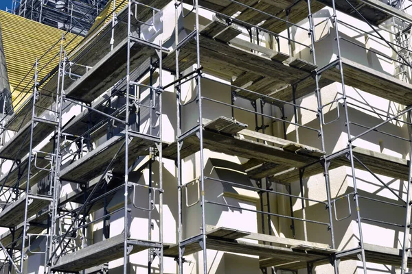 İnşaat iskelesi tadilatta olan Katolik kilise kulesi