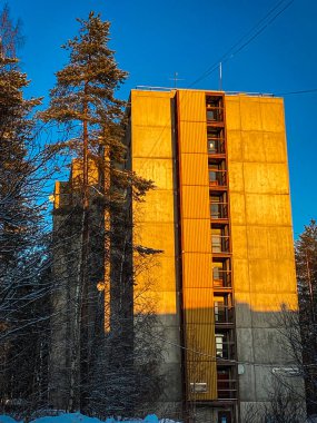 Batan güneşin ışınlarında tuğla bina