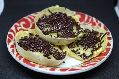 Martabak kek potrait ve siyah arka plan