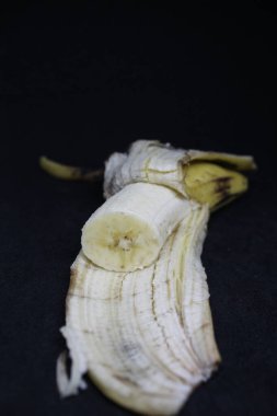 Muz altı arka planda siyah