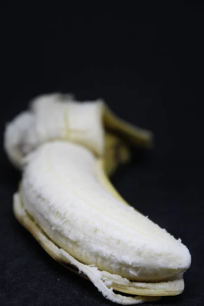 Die Banane Zwei Auf Dem Hintergrund Schwarz — Stockfoto