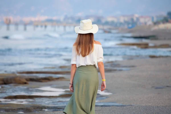 Lonley Atractiva Mujer Caminando Playa — Foto de Stock
