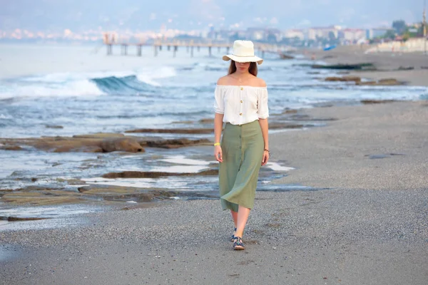 Lonley Привлекательная Женщина Гуляющая Пляжу — стоковое фото