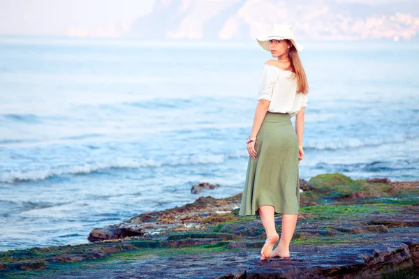 Молодая Женщина Стоящая Скале Несет Море — стоковое фото