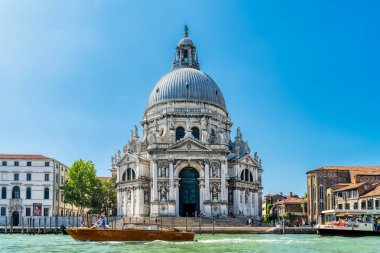 Venedik, İtalya - 13 Haziran 2019: Büyük Kanal ve Bazilikası Santa Maria della Salute