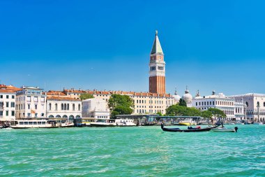 Birkaç tekne ile Venedik Grand Canal, diğer taraftan görünümü