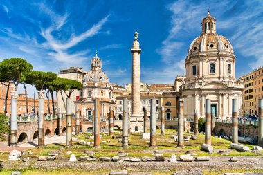 Roma'nın merkezindeki Trajan Sütunu